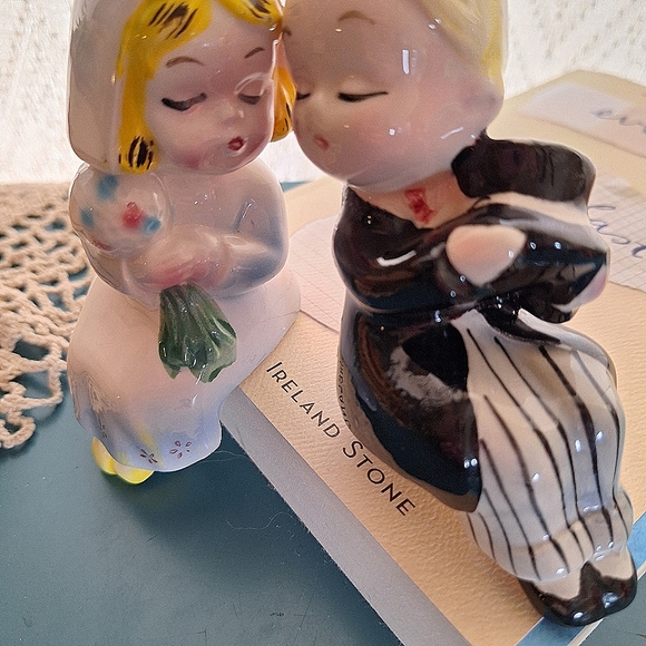 Vintage Bride and Groom salt and pepper shakers Arrow, made in Japan - Picture 2 of 3